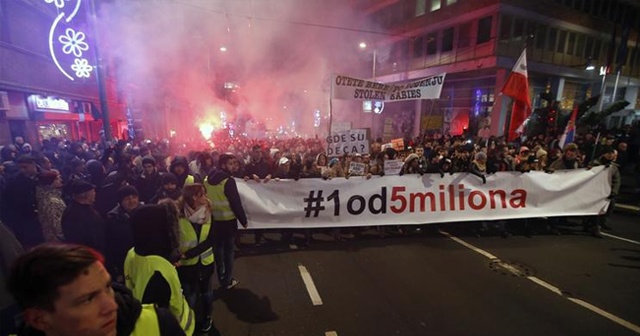 Sırbistan&#039;da hükümet karşıtı gösteriler sürüyor
