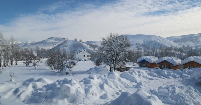 Tunceli'de bir ilçe kar nedeniyle görünmez oldu