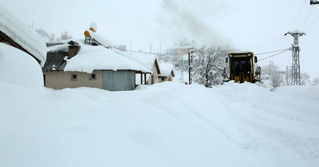 Tunceli kara teslim, yer yer 2 metreye ulaştı