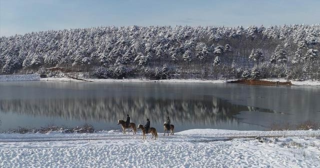 Uludağ&#039;ın karlı eteklerinde atla gezinti turizmi