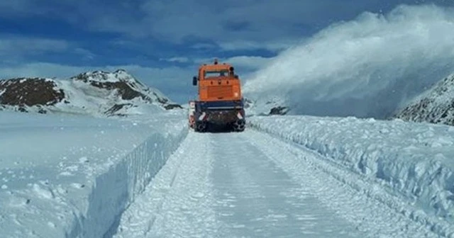 Van ve Muş'ta 13 yerleşim yerinin yolu kar ve tipi nedeniyle kapandı