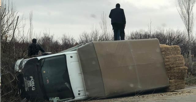 Virajı almayan balya yüklü kamyonet devrildi