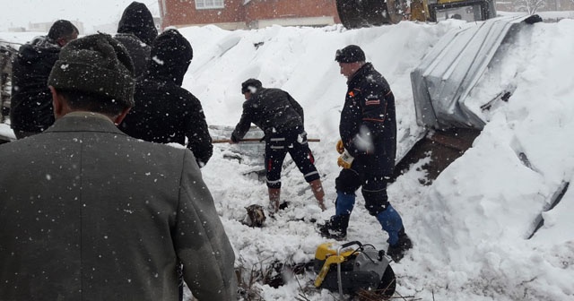 Yoğun kar yağışına dayanamayan ahırın tavanı çöktü