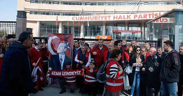 "Kırmızı Yelekliler"den CHP Genel Merkezi önünde protesto