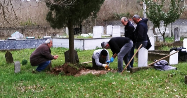 40 yıl önce ölen çocuklarının mezarını açtırdılar