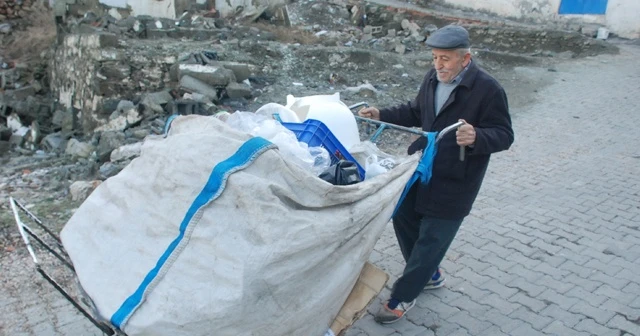75 yaşındaki dede geçimini plastik toplayarak sağlıyor