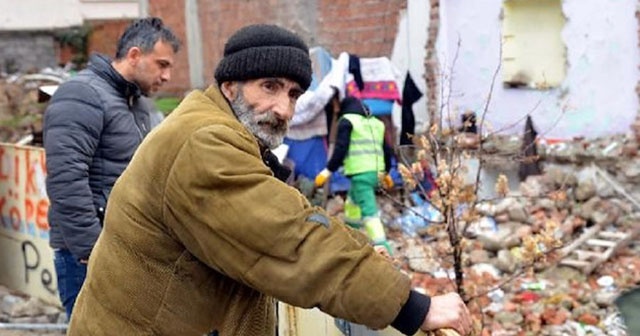 Ailesine kızıp çadırda yaşamaya başladı