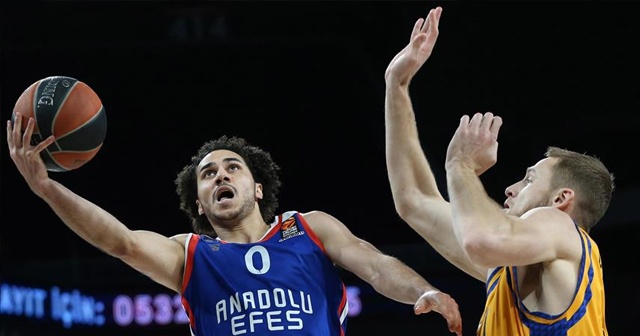 Anadolu Efes farklı kazandı