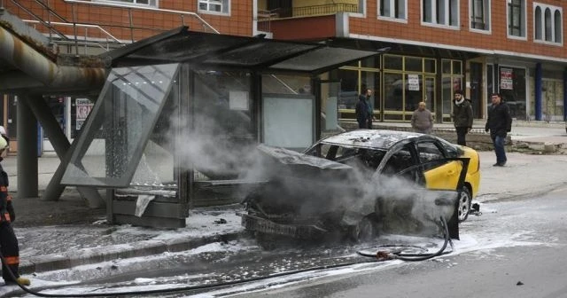 Ankara'da otobüs durağına çarpan taksi yandı