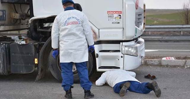 Arızayı gidermek için TIR&#039;ın altına girdi sonrası kan dondurdu...