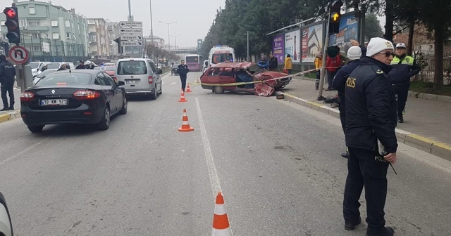 Balıkesir&#039;de otobüs ile otomobil çarpıştı: 1 ölü