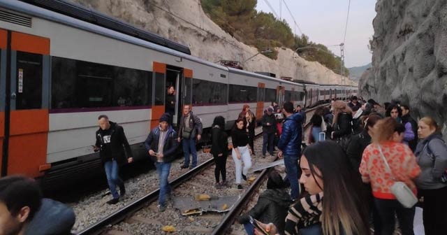 Barselona’da iki tren çarpıştı: En az 1 ölü, 8 yaralı