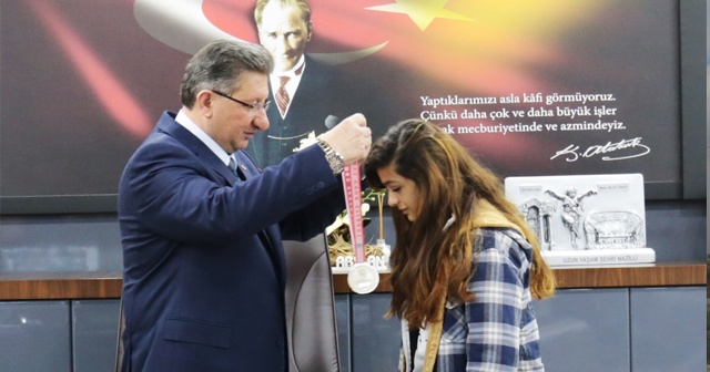 Başkan Arslan, boks şampiyonu Buse’yi altınla ödüllendirdi