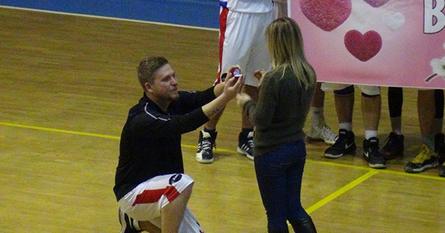 Basketbol maçında sürpriz evlilik teklifi