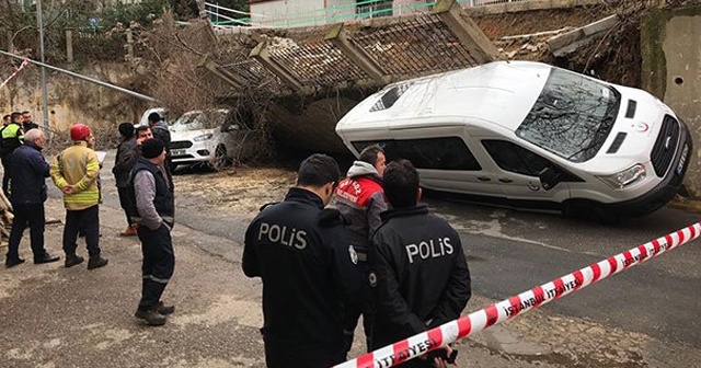 Beykoz&#039;da istinat duvarı araçların üzerine yıkıldı