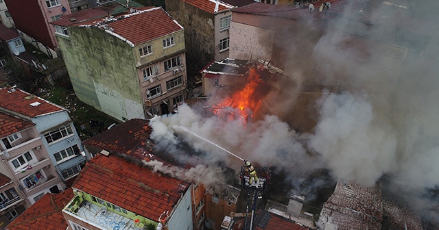 Beyoğlu’nda üç gecekonduyu alevler sardı