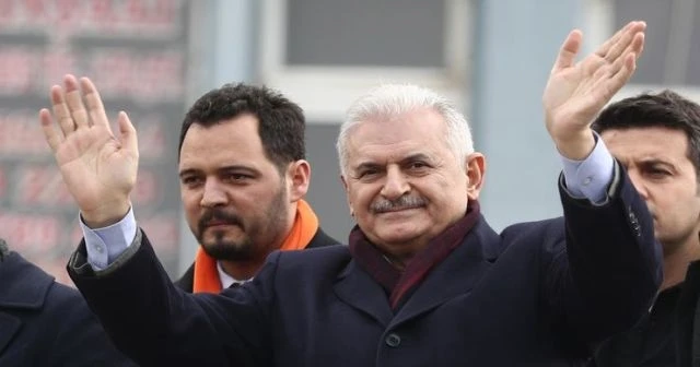 Binali Yıldırım’a, Sultanbeyli’de öğrencilerden sevgi gösterisi