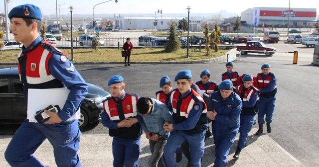 Çaldıkları koyunları satarken yakalandılar