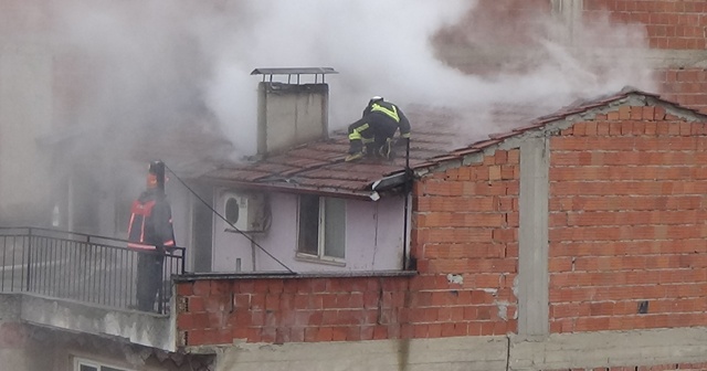 Çatı yangını mahalleliyi sokağa döktü