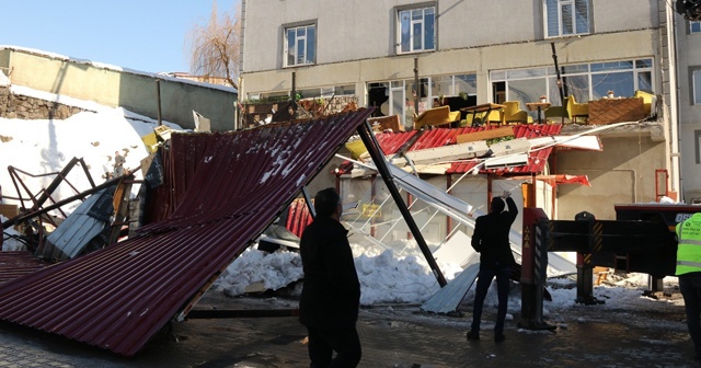 Çatıdan düşen kar kütlesi kafenin terasını çökertti: 1 ölü, 7 yaralı