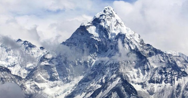 Çin, Everest Dağı&#039;nı kapattı