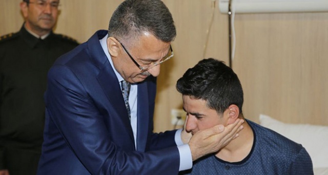 Cumhurbaşkanı Yardımcısı Fuat Oktay&#039;dan yaralı askerlere ziyaret