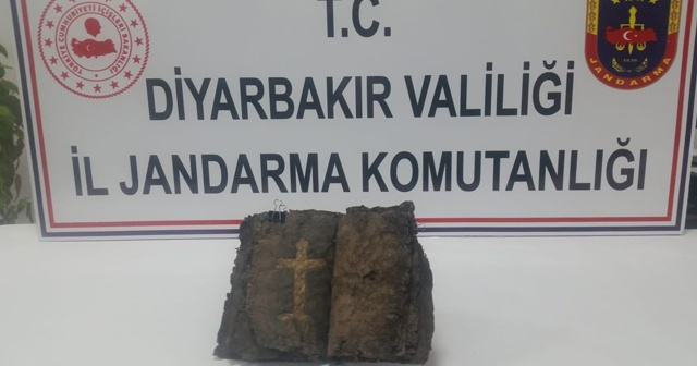 Diyarbakır’da deri üzerine altın yazmalı bin 200 yıllık İncil ele geçirildi