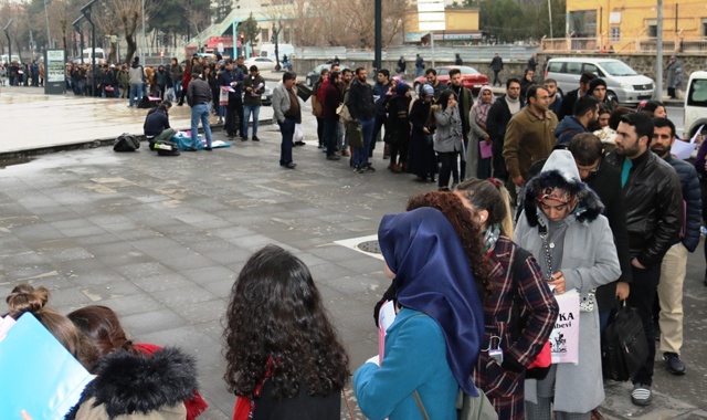 Diyarbakır’da &#039;memur&#039; kuyruğu