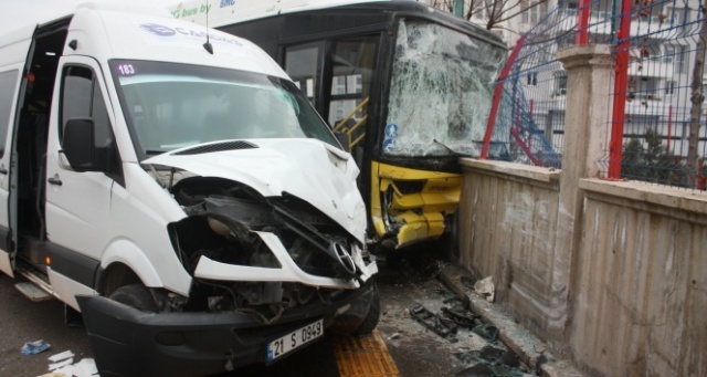 Diyarbakır&#039;da servis minibüsü ile halk otobüsü çarpıştı: 13 yaralı
