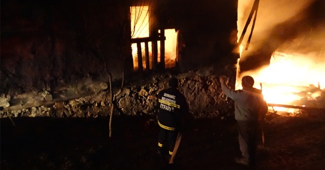 Domaniç&#039;te ev ve ahır yangını