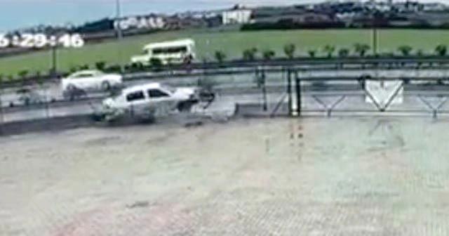 Duvara çarptı, 'bana mısın' demedi, düşen plakasını alıp kaçıp gitti