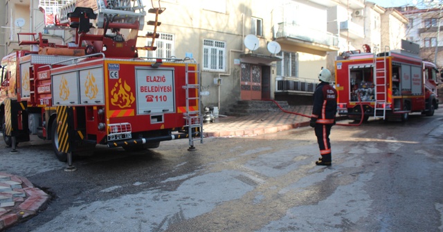 Elazığ’da çatı yandı, tüplerin patlamaması faciayı engelledi