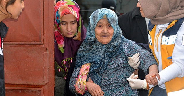 Evine geldikleri yaşlı kadının boğazını sıkıp, altınlarını gasbettiler