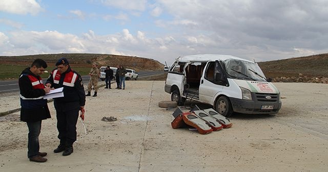 Feci kaza! Nişan törenine giden araç takla attı