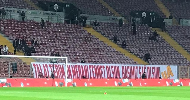 Galatasaray taraftarlarından Talat Terim için pankartlar