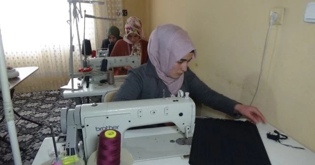 Genç kız evinin bir odasını iş yerine çevirdi