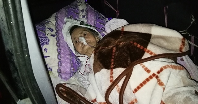 Hastane ambulans yok deyince 77 yaşındaki hasta annesini bagajda götürdü