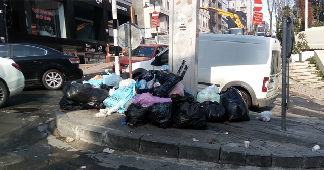 İşçilerin grev yaptığı Şişli&#039;de sokaklar çöp yığınlarıyla doldu