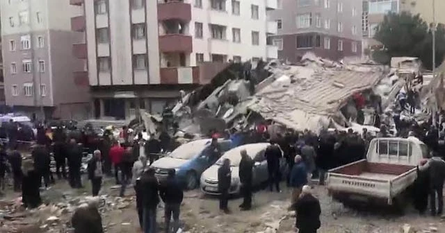 İstanbul'da 8 katlı bir bina çöktü