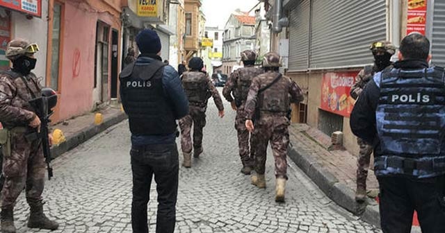 İstanbul&#039;da gece kulübündeki silahlı kişiler polisi alarma geçirdi