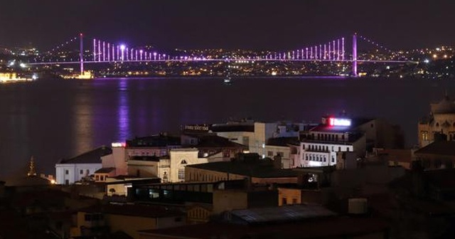 İstanbul&#039;da köprüler epilepsi farkındalığı için mor renge büründü