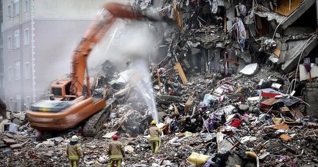 İstanbul Kartal&#039;da riskli binaların yıkımı sürüyor
