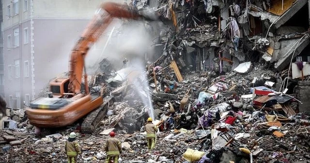 İstanbul Kartal'da riskli binaların yıkımı sürüyor