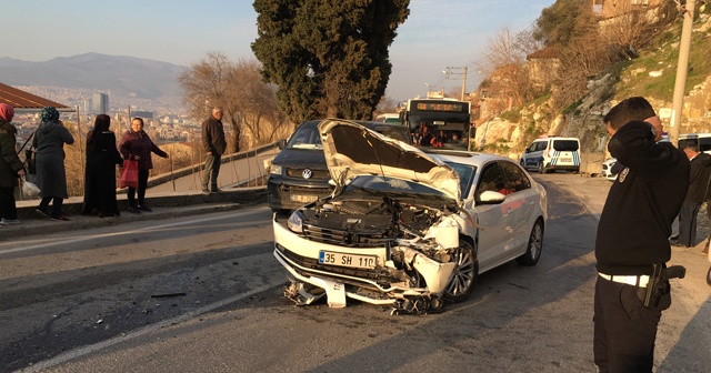 İzmir&#039;de belediye otobüsü otomobille kafa kafaya çarpıştı: 2 yaralı