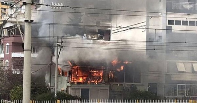 İzmir&#039;de yangın dehşeti! 3 kişi ve kediler alevlerin arasından kurtarıldı