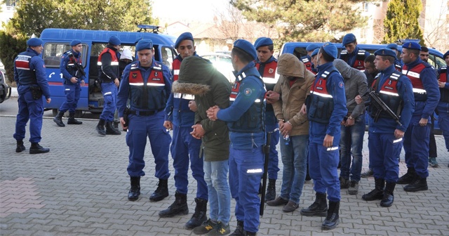 Jandarmadan zehir tacirlerine şafak baskını: 8 zanlı adliyede