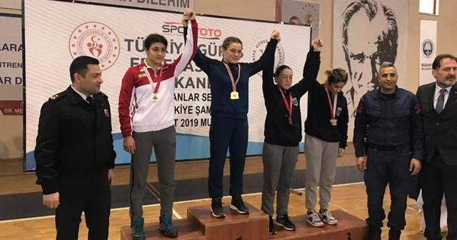 Kadın güreşçiler dereceyle döndü