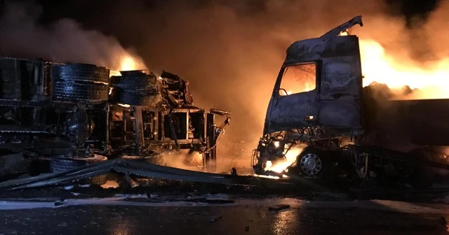 Kamyon tıra arkadan çarptı, iki araç da yandı: 2 ağır yaralı
