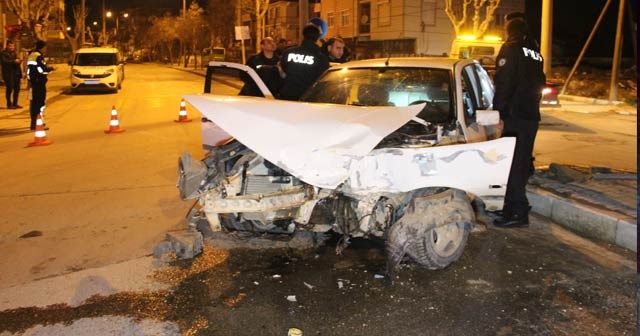 Karaman’da otomobille çarpışan hafif ticari araç devrildi: 2 yaralı