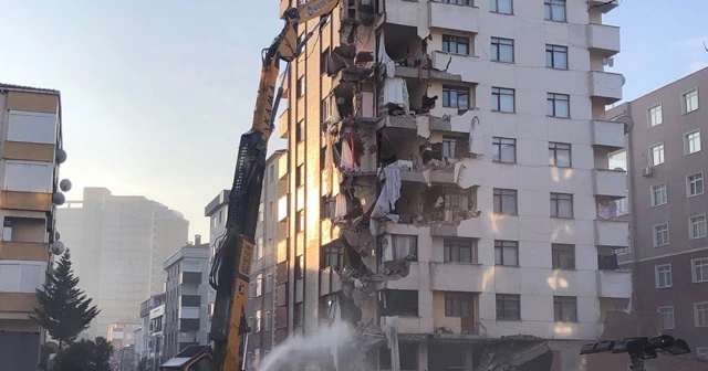 Kartal'daki Yunus Apartmanı'nın yıkım çalışmaları yeniden başladı